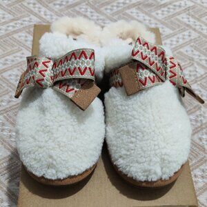 UGG Fluffy Bow Accent Slippers in Cream